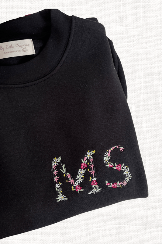 Sudadera negra inicial flores