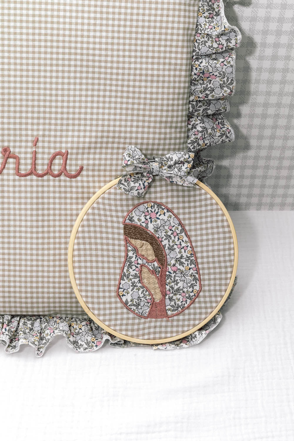 Pack cojín + virgencita a juego flores